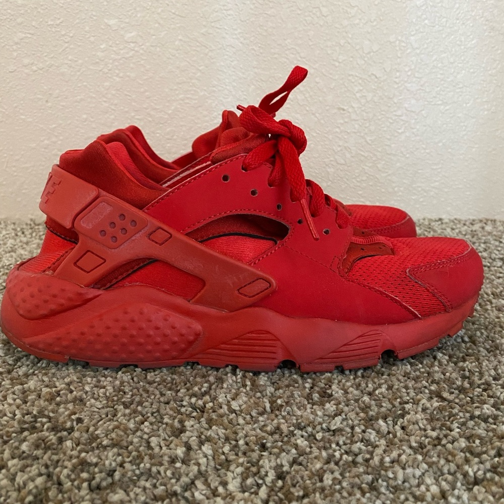 Nike Huaraches in university red